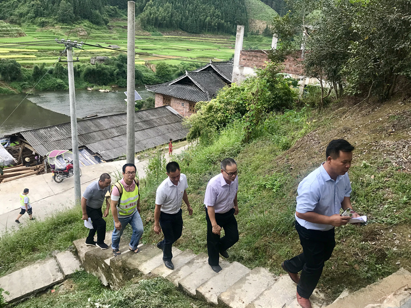 走访贫困户2_副本