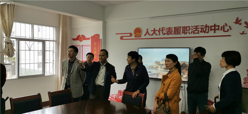 在人大代表履职活动中心调研