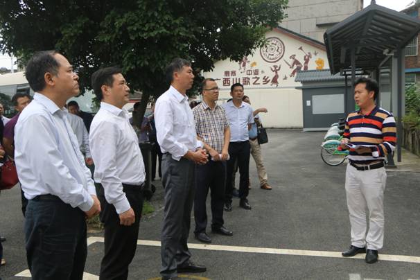 刘传林听取情况介绍.JPG
