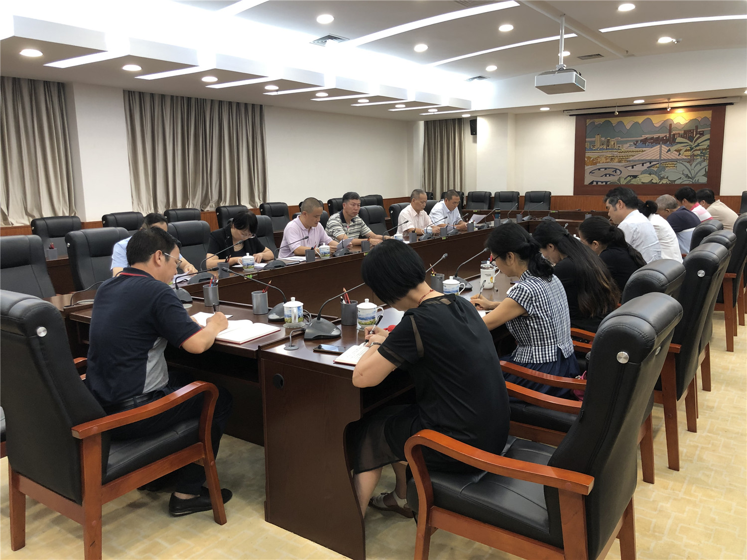 10月10日下午，市人大常委会召开柳州市人大志编纂启动会。
