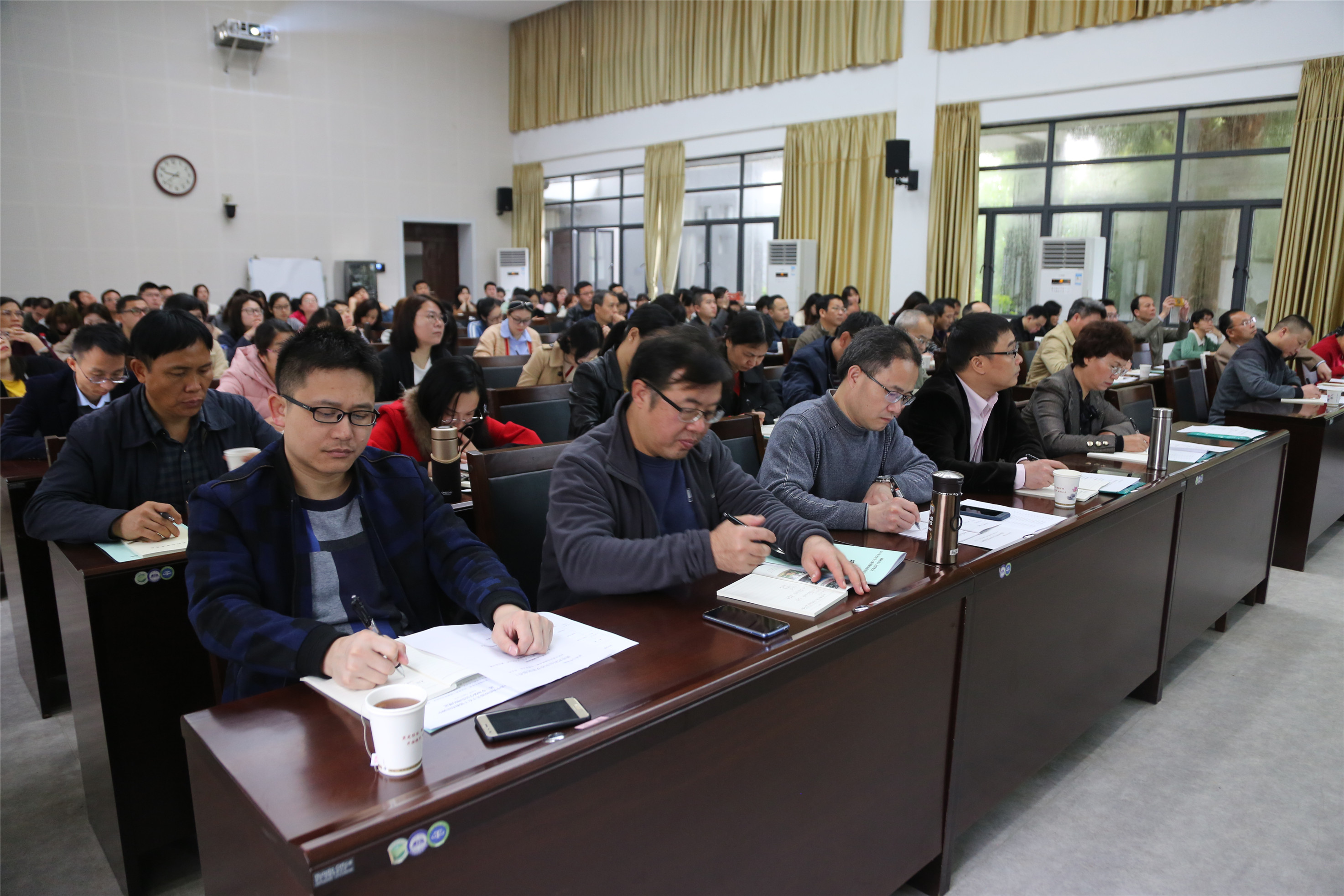参训学员认真聆听授课