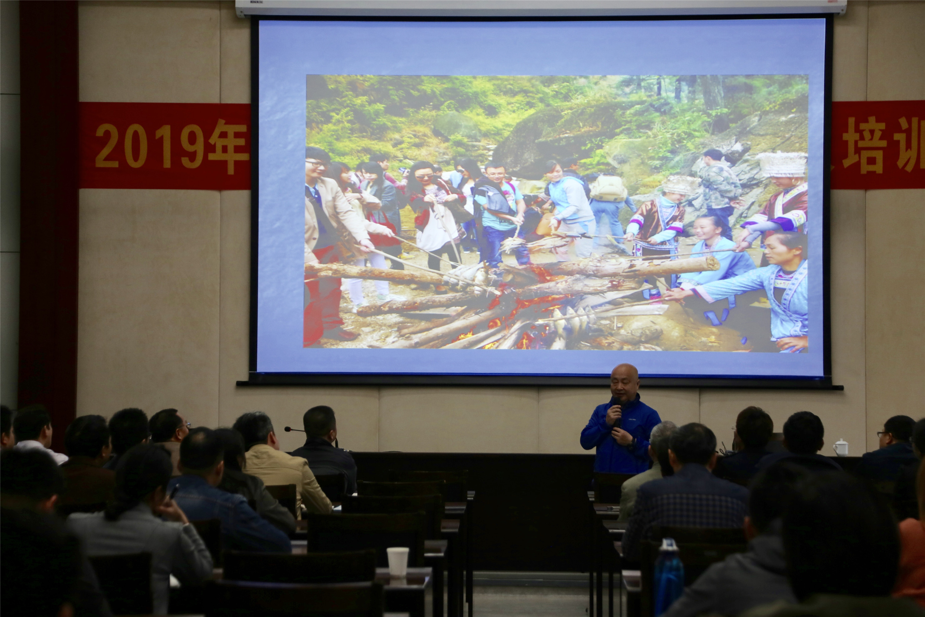 广西日报柳州记者站站长谌贻照为学员们讲授手机摄影技巧