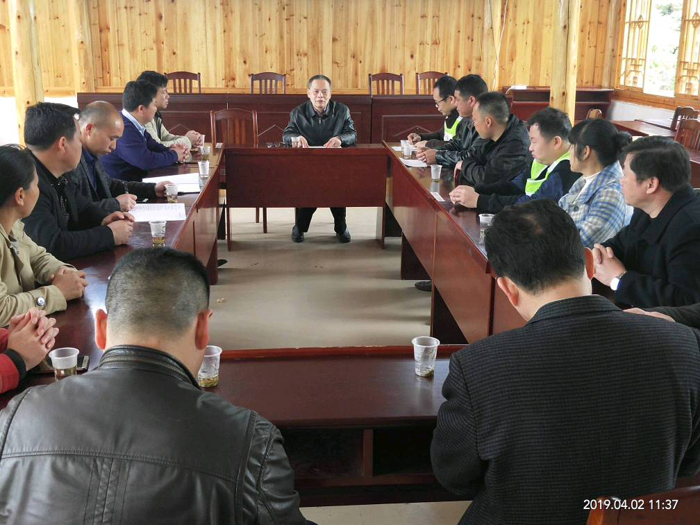 梁樑副主任听取了乡、村两级领导的情况汇报