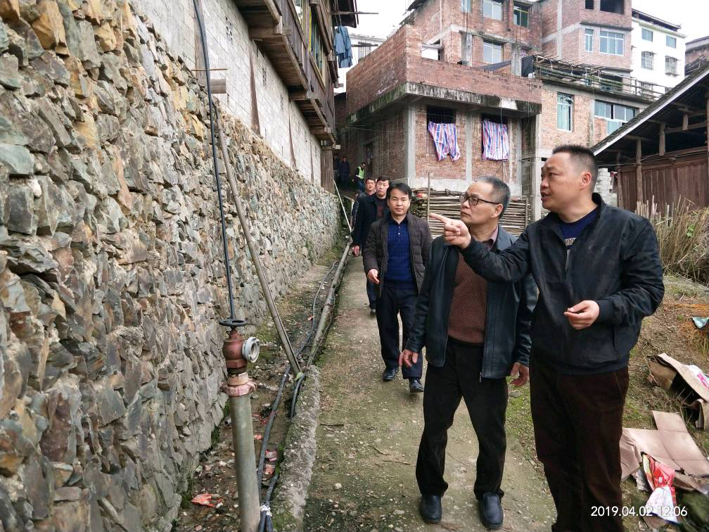 实地查看了村委旧办公楼、危房及地质灾害隐患点