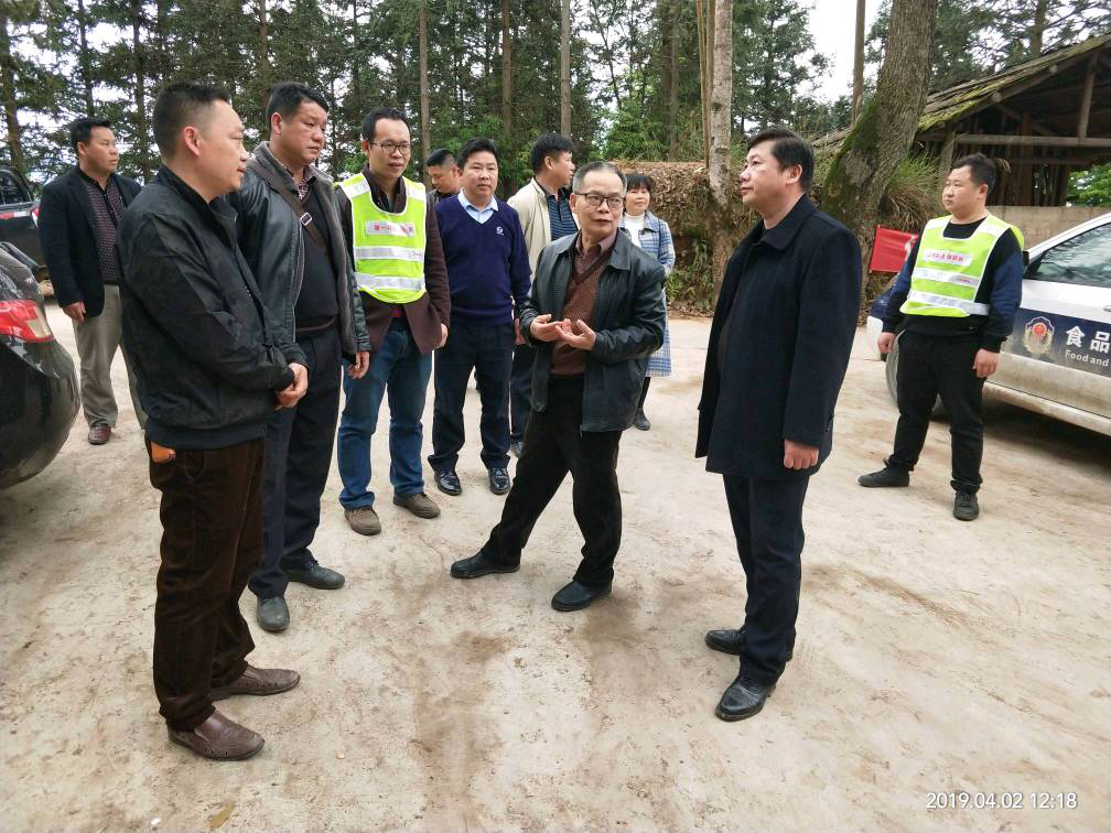 梁樑副主任了解吉格村现有困难和下一步帮扶计划