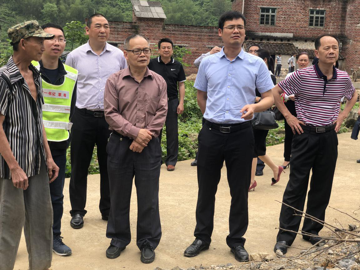 调研组走访柳江区里高镇三合村贫困户