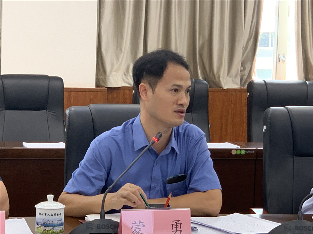 自治区人大代表和与会人员进行交流