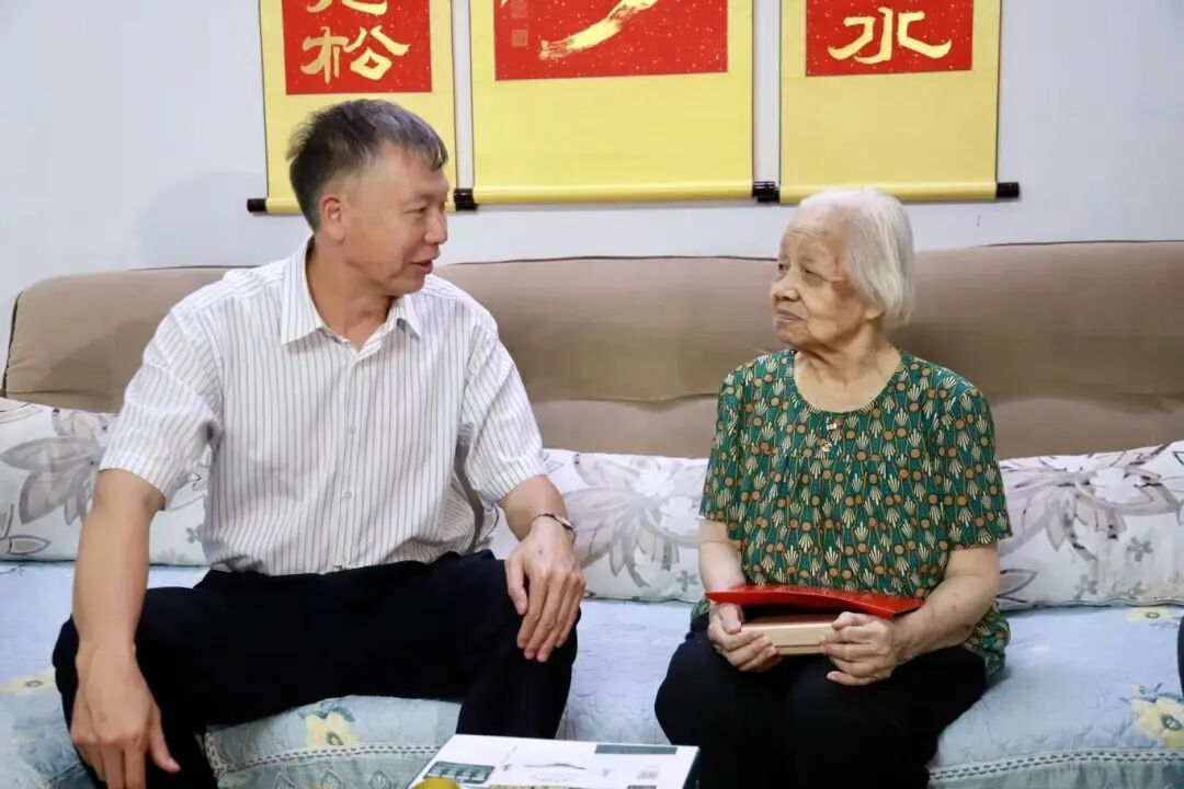 铭记奉献 凝聚力量！刘传林主任带队走访慰问抗战老同志家属