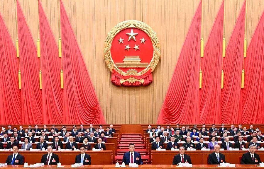 十四届全国人大四次会议在京开幕 习近平等在主席台就座