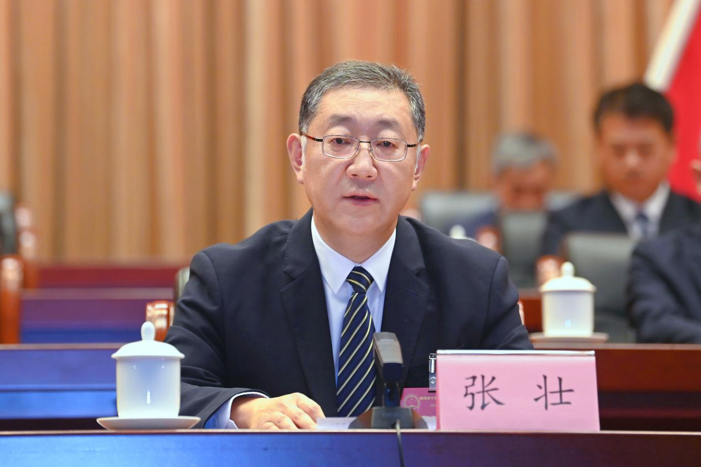 张壮主持会议并讲话。