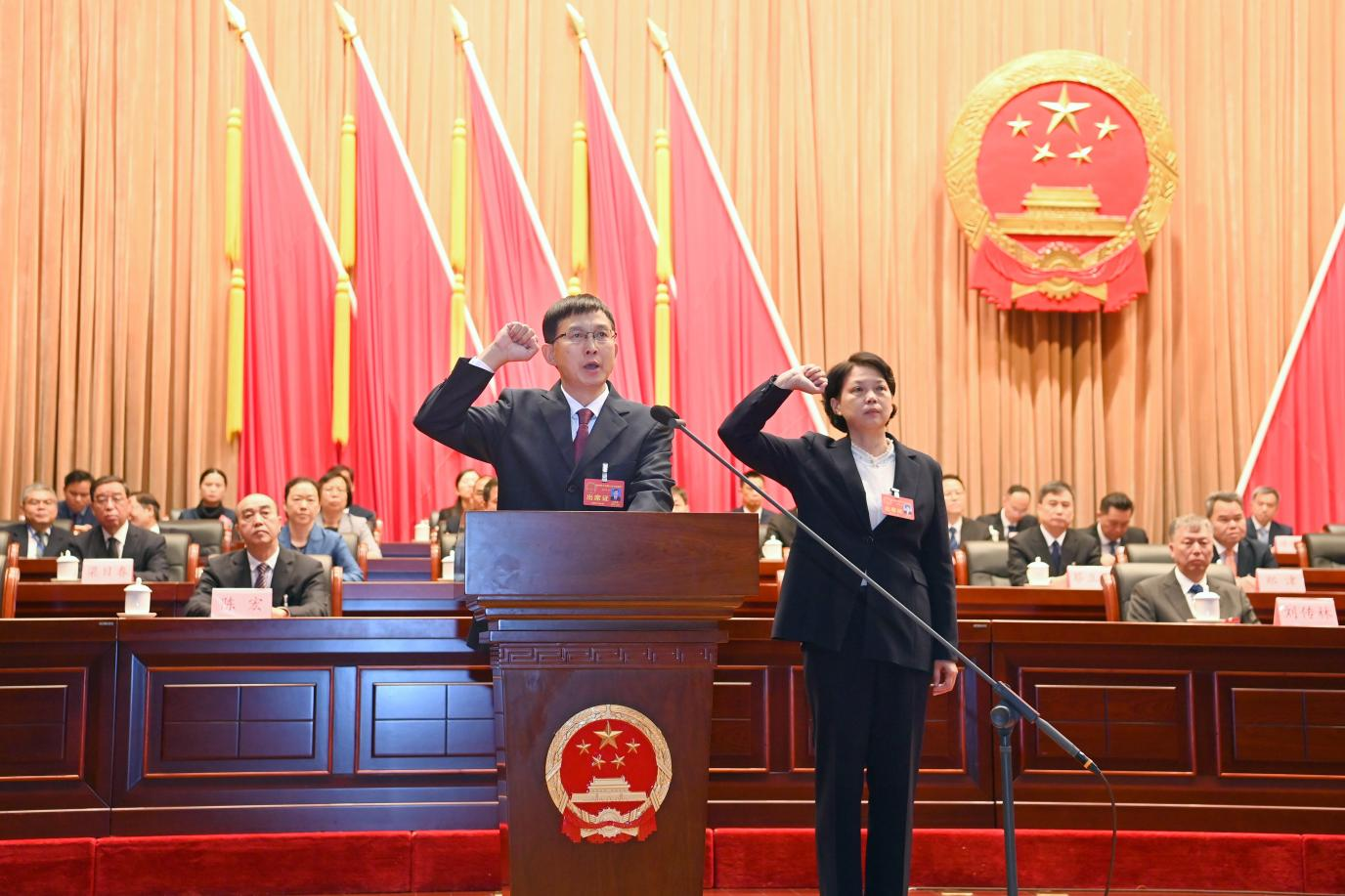 新当选的市人大常委会主任宋震寰、副主任卢柳屏向宪法宣誓。