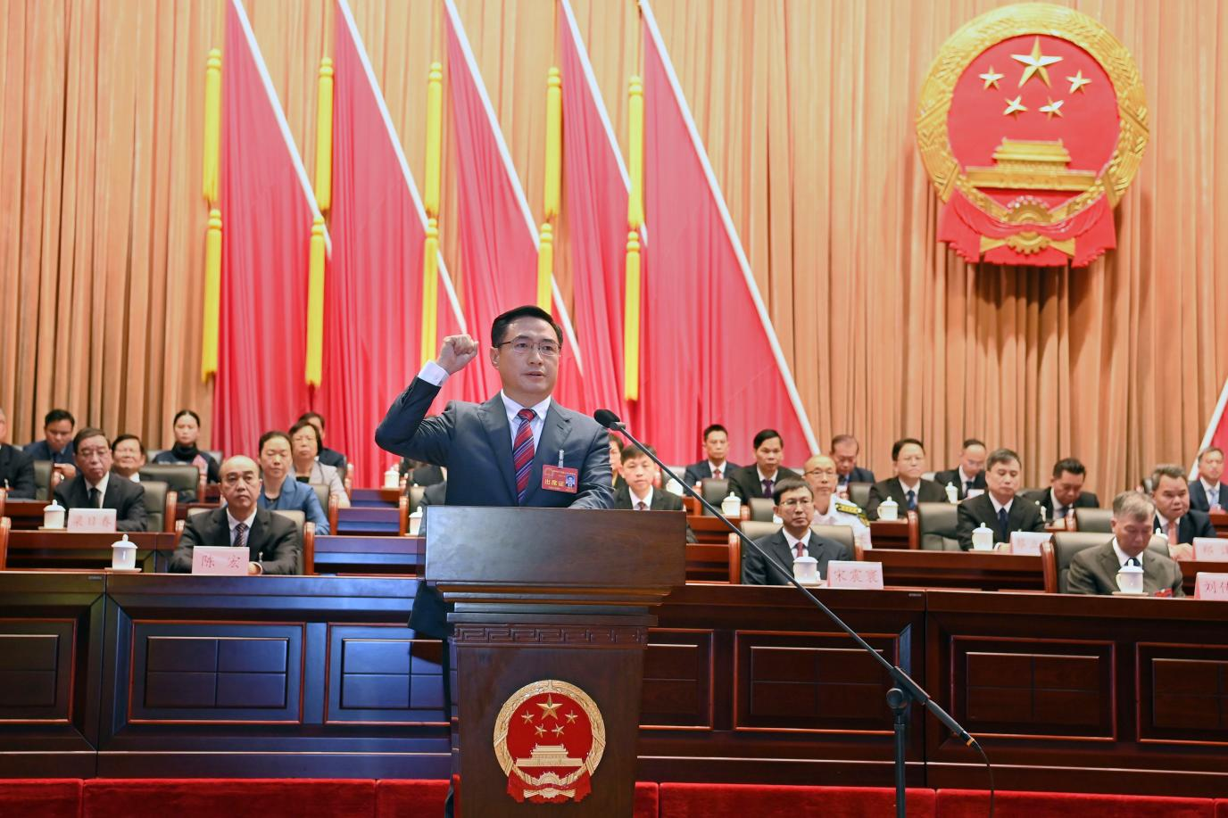 新当选的市人民政府市长刘胜友向宪法宣誓。