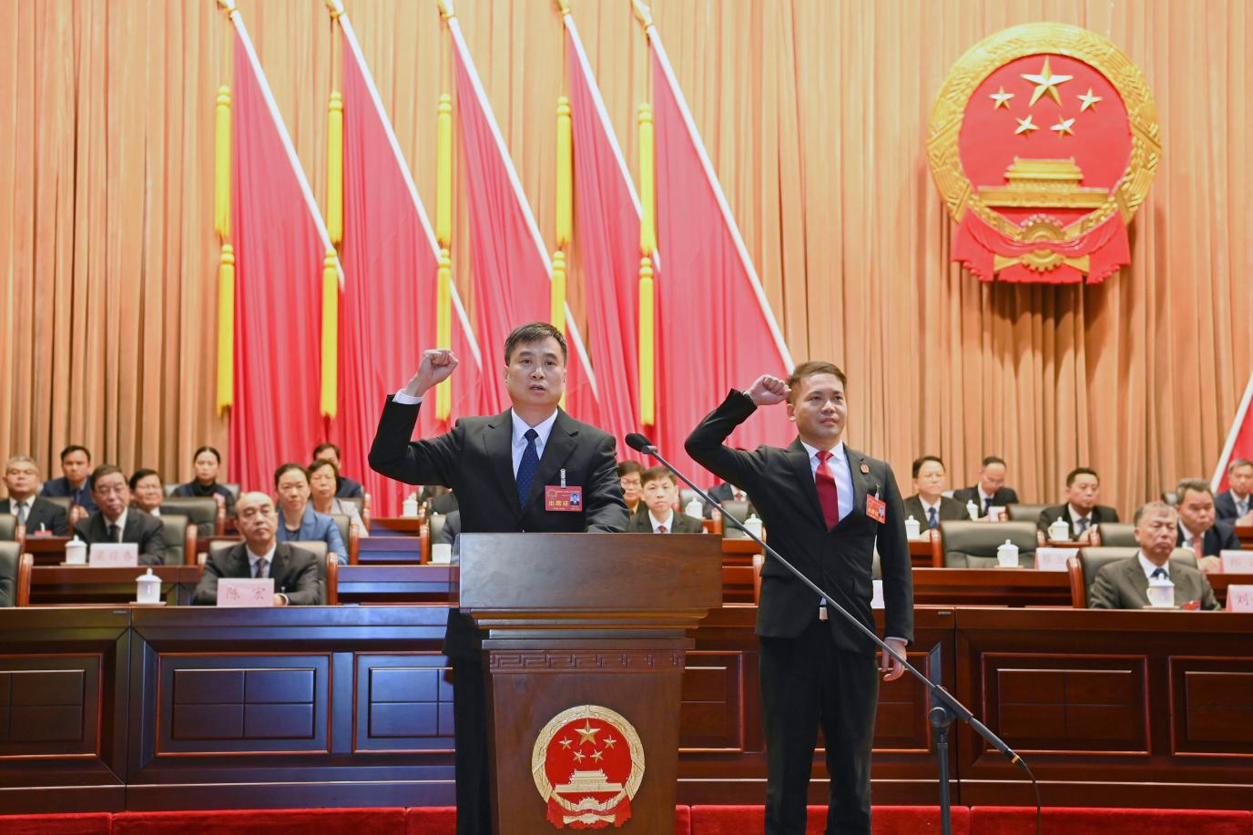 新当选的市监察委员会主任蔡立华、市中级人民法院院长傅晓明向宪法宣誓。