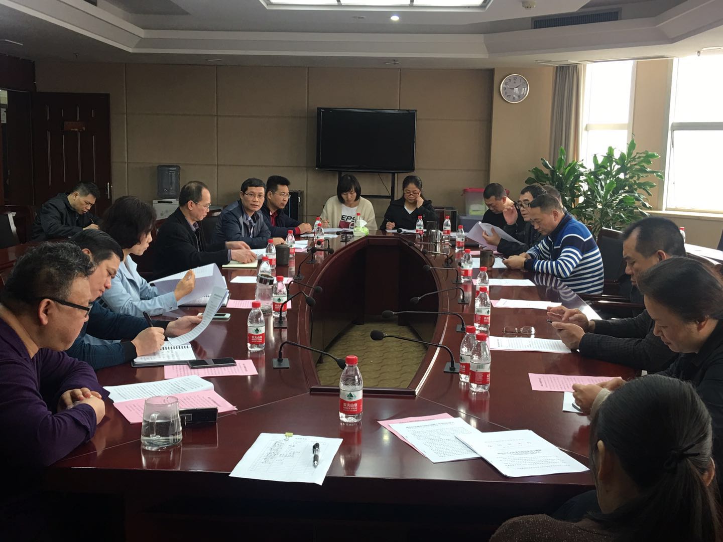代表们在区行政中心1101会议室听取了区委常委、区政府副区长霍荣志作的柳北区实施乡村振兴战略工作报告