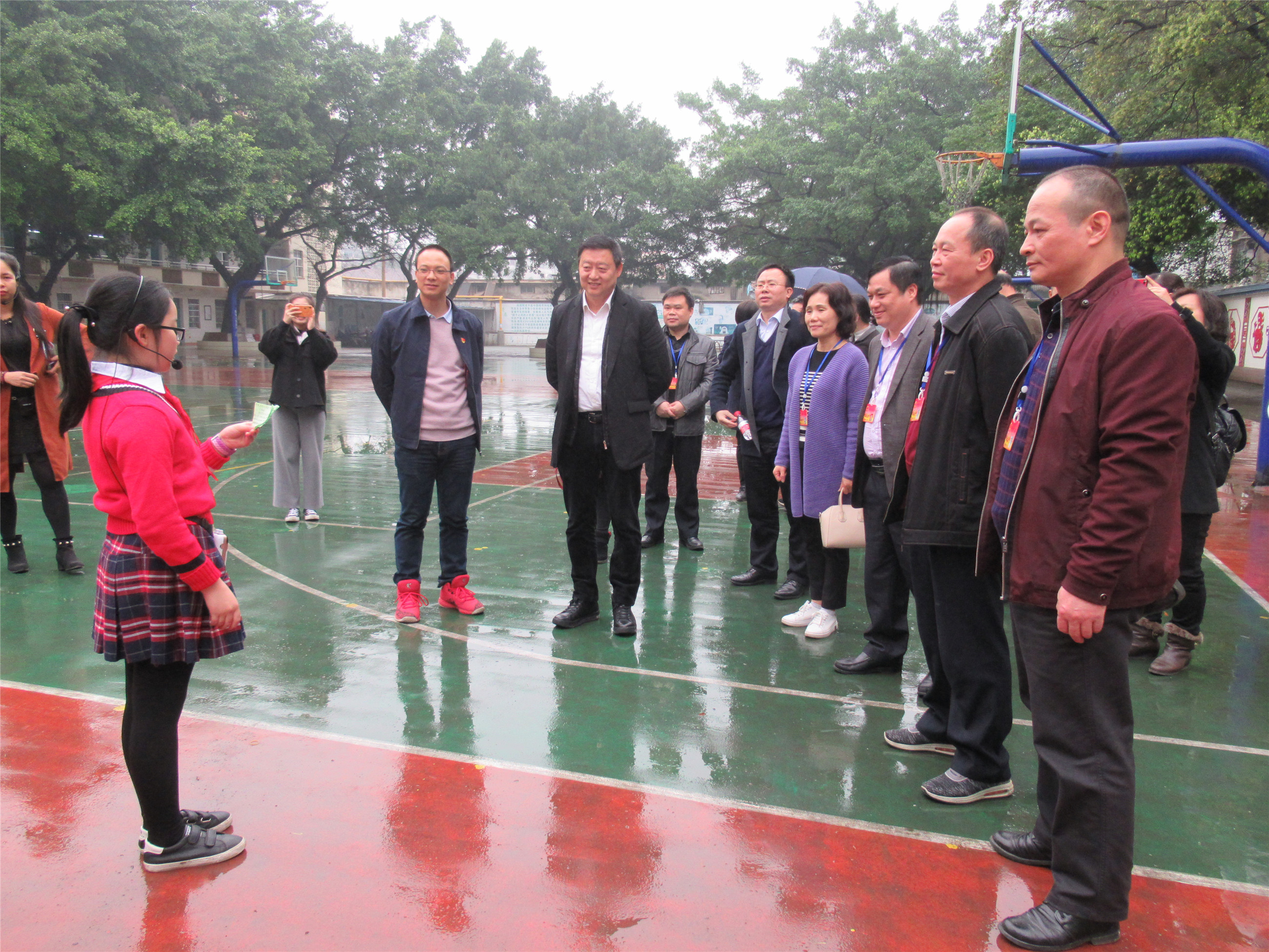 代表们在跃进小学听取学法普法情况