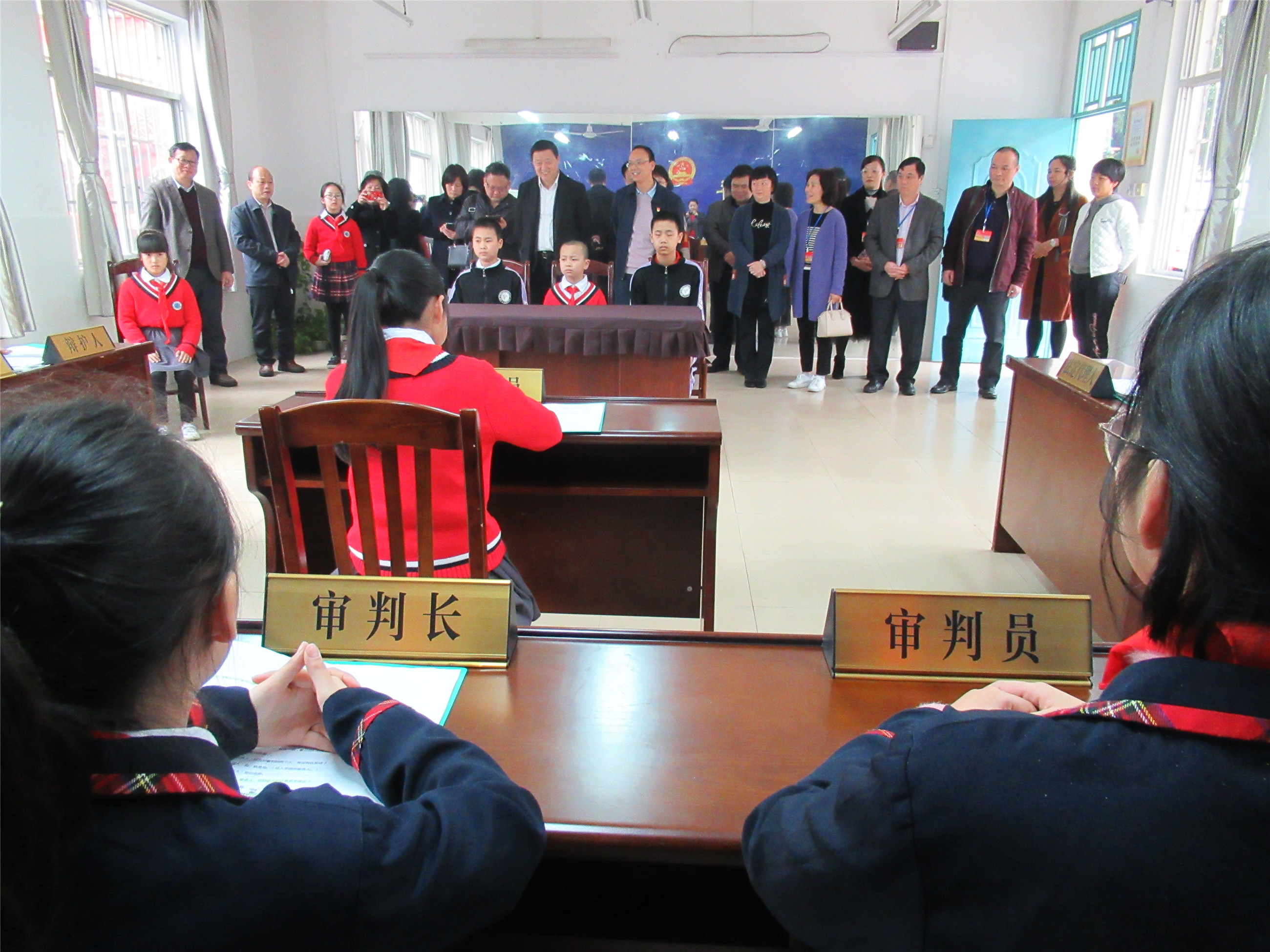 代表们在跃进小学参见少年模拟法庭