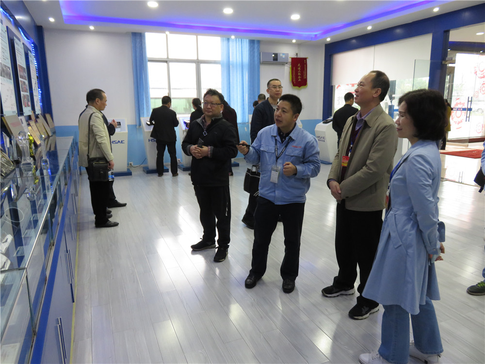 代表们参观柳州航盛科技有限公司公司展览室