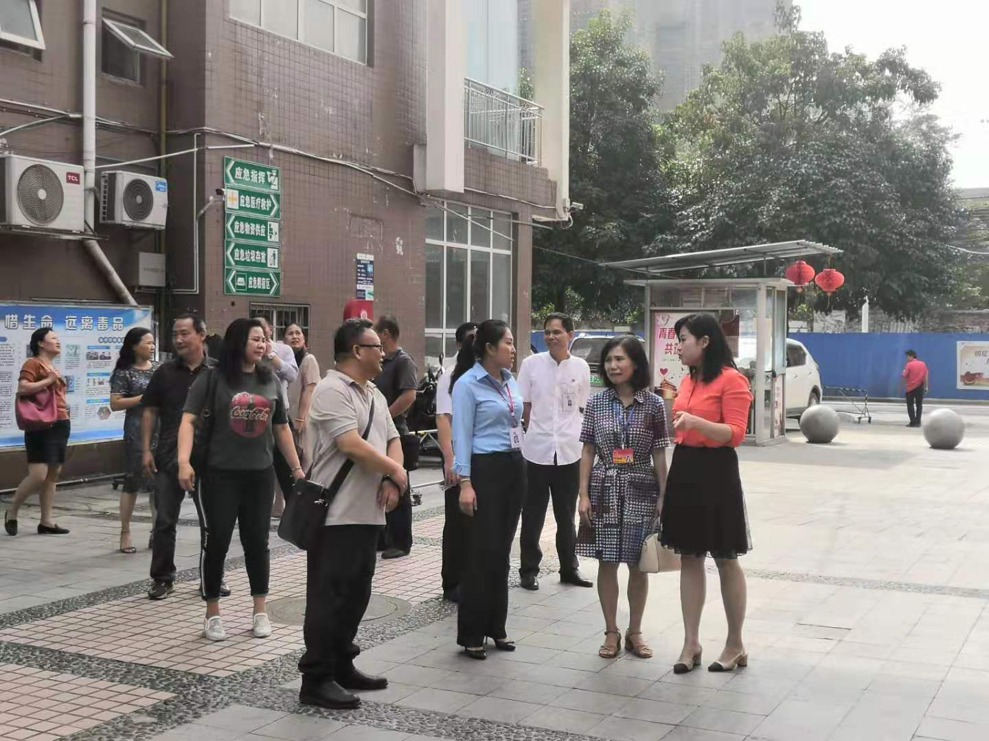 柳北区人大常委会副主任丁湘陵率视察组实地视察了星城社区