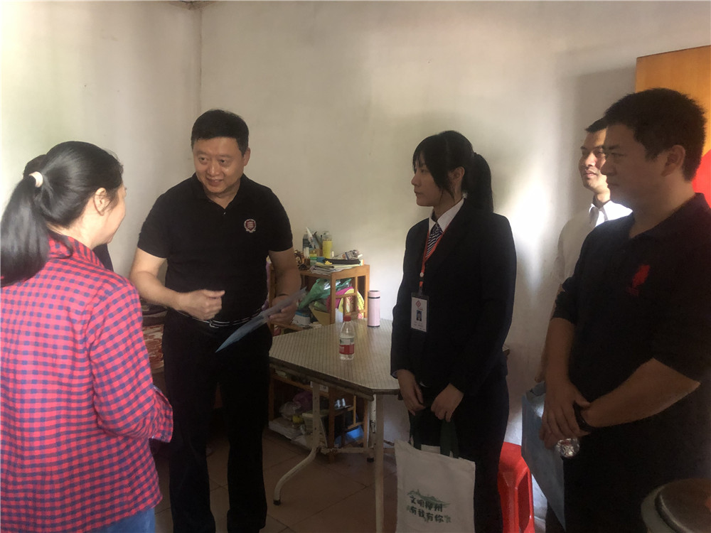 3人大常委会主任方向民入户给居民做创城宣传