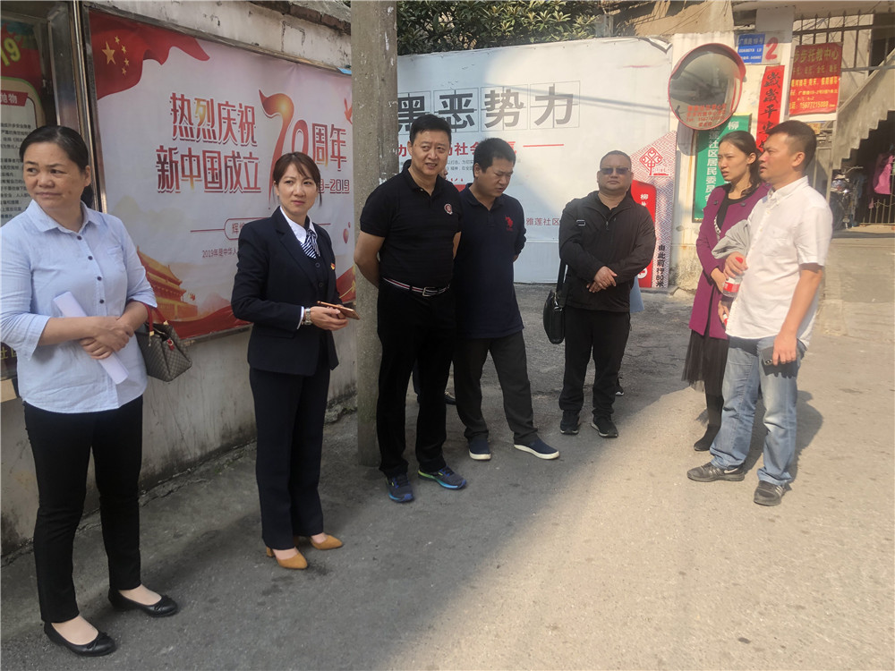 5人大常委会主任方向民一行在雅莲社区门口小巷查看停车难情况 (1)