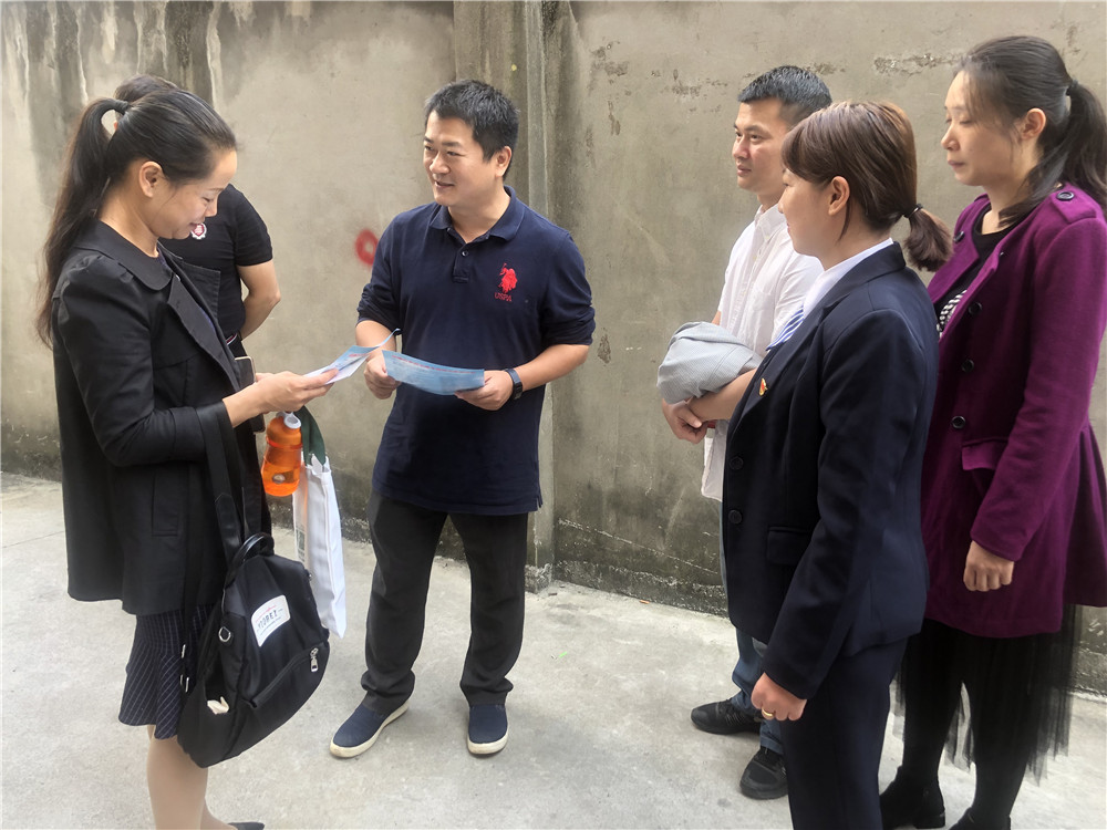 4杨毅副区长在给居民做创城宣传