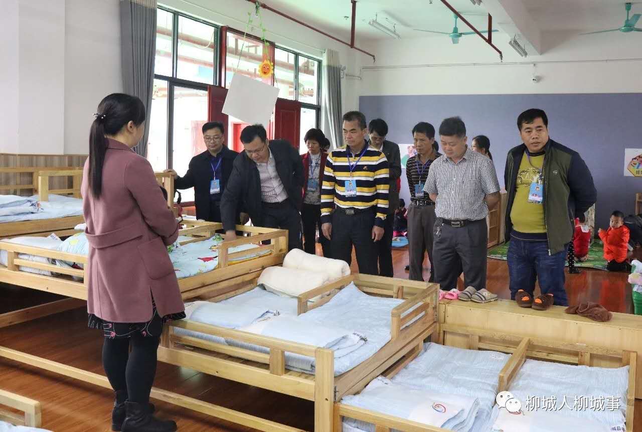 视察组在幼儿园视察