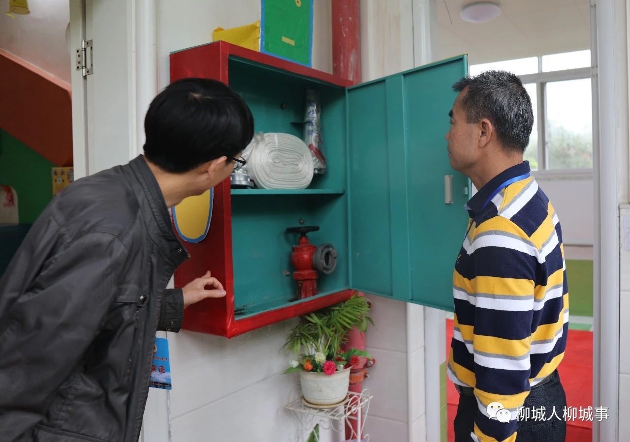 县人大常委会主任汪永东（右）实地查看幼儿园消防设施