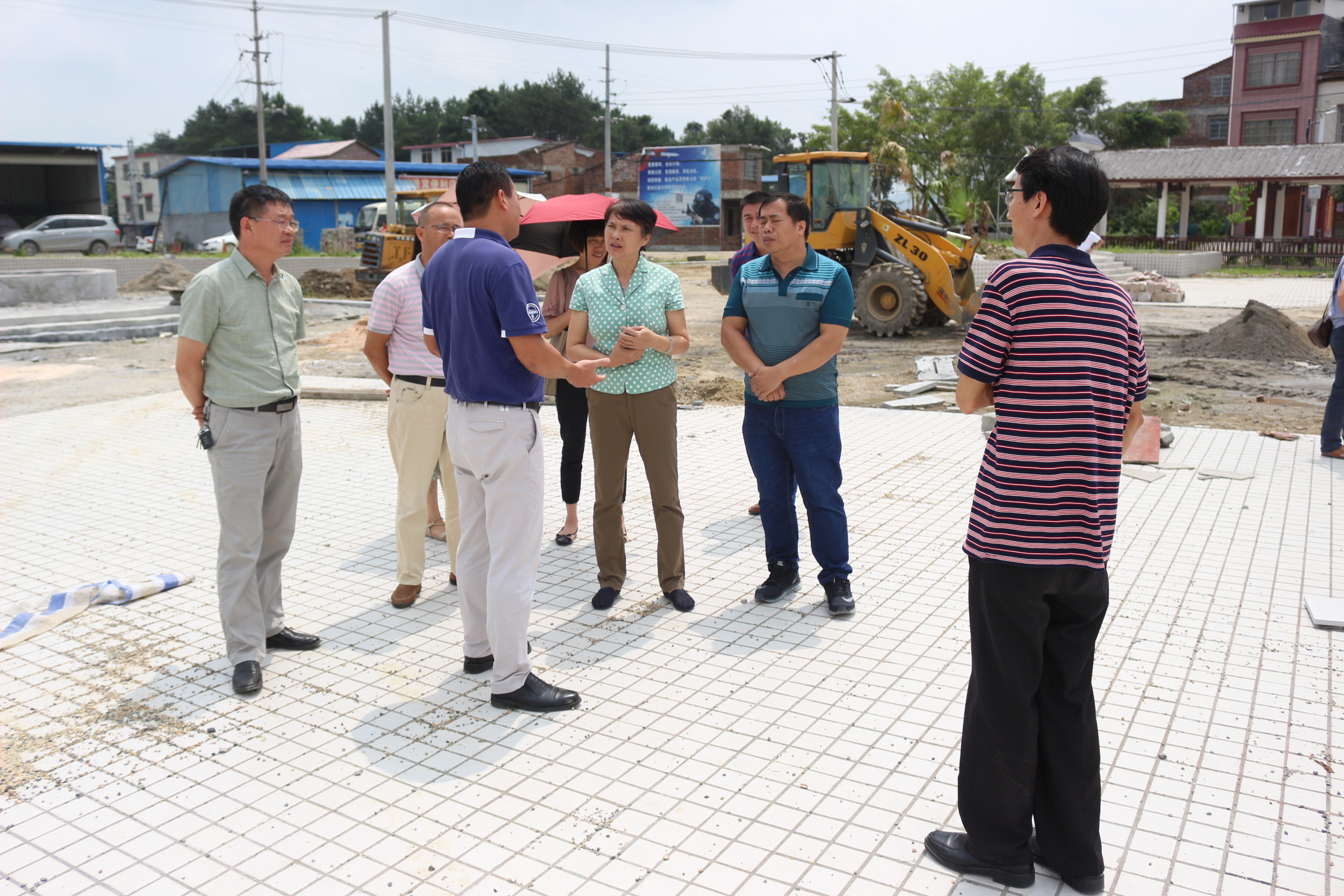市人大常委会副主任刘芳（左四）调研古砦乡庆项目建设情况