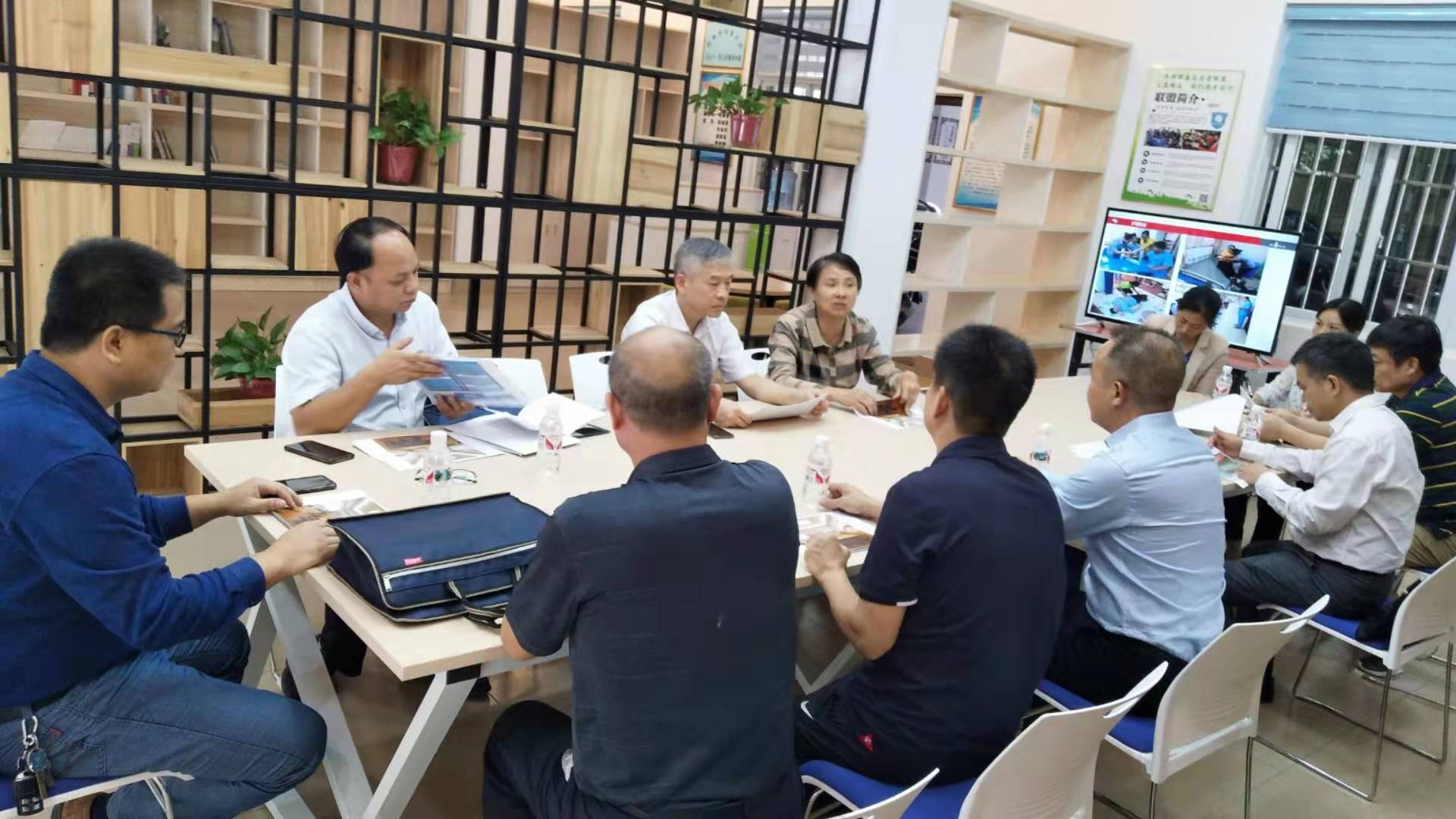 调研组一行在农贸社区召开座谈会