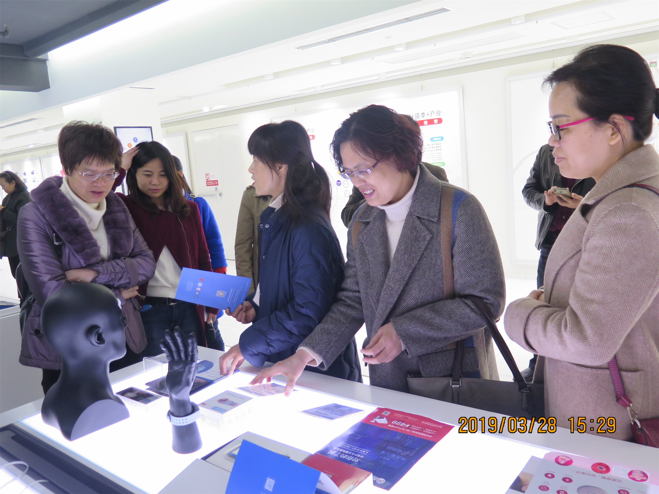 3.中关村创业大街体验科技产品