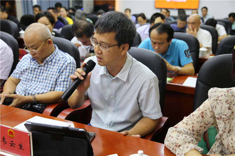 图二：常委会委员向政府相关部门负责人提问