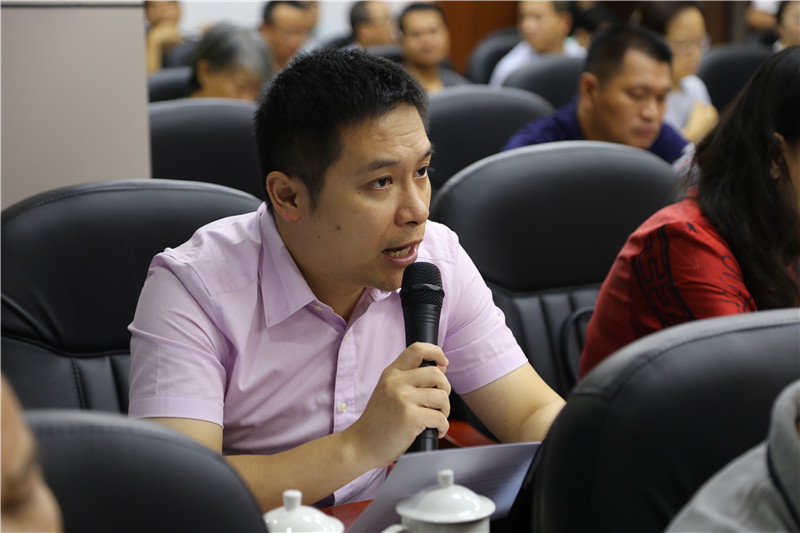 图三：政府相关部门负责人现场回答常委会委员的提问