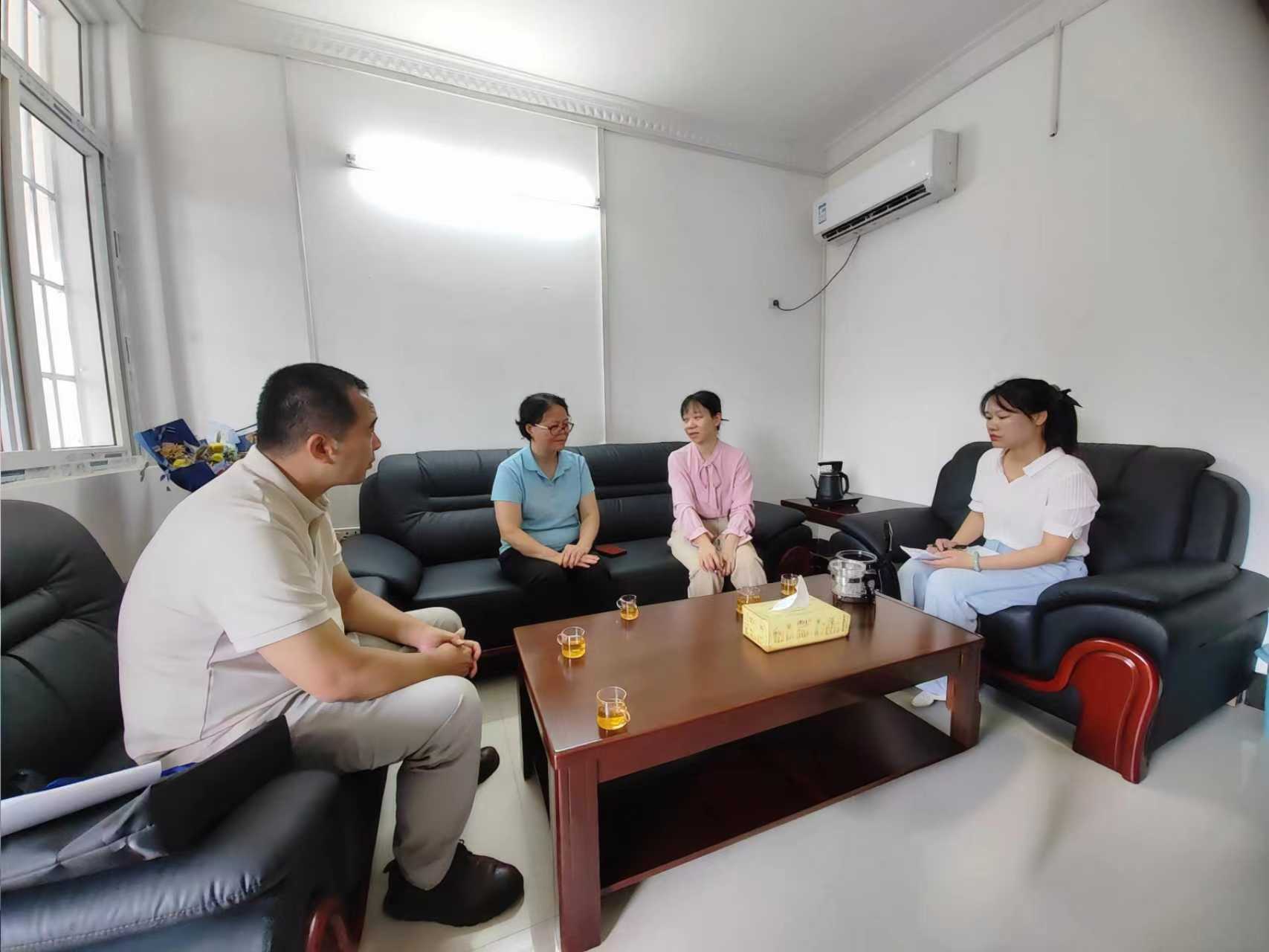 图为面对面与基层工作人员了解换届情况.jpg