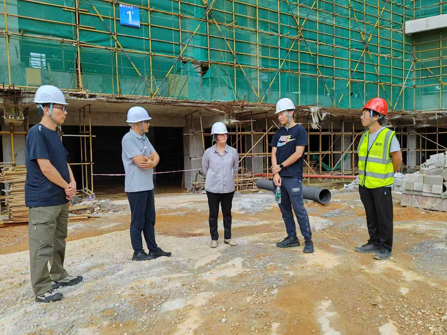 图为实地察看鹿寨县康养综合服务中心项目施工现场.jpg