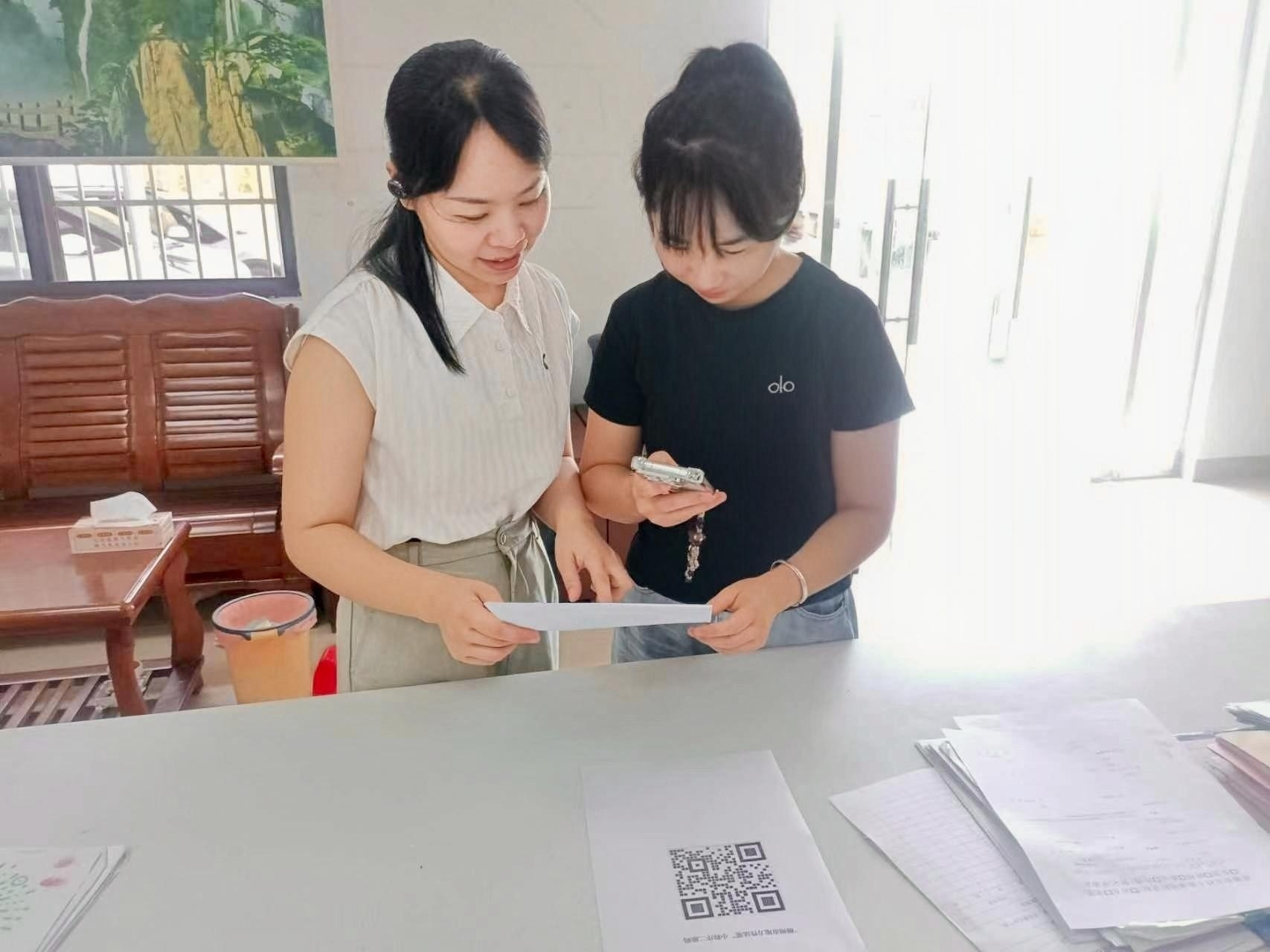 图为人大代表进站履职时,引导群众扫码使用“柳州市地方性法规”小程序。.jpg