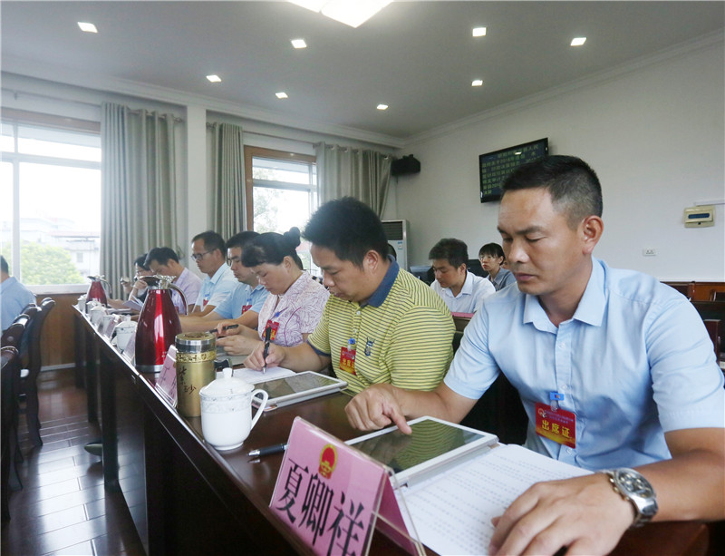 图六：7月25日,在融安县人大会议室拍摄的第十七届人大常委会第二十五次会议现场。（韦荣军 摄）