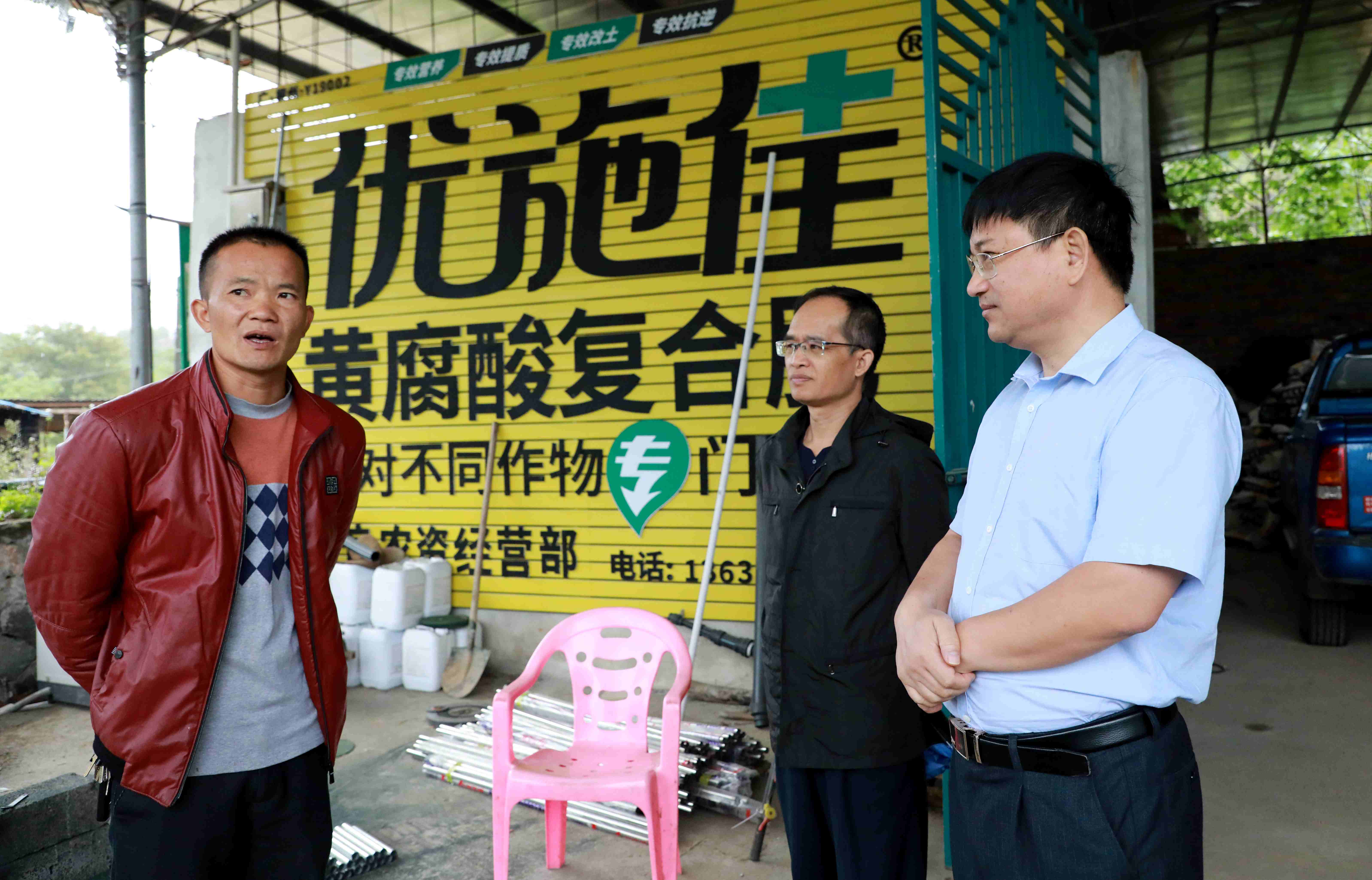 图17：10月23日，柳州市人大常委会调研组到融安金桔产业联合体示范基地进行考察。（陈国正 摄）