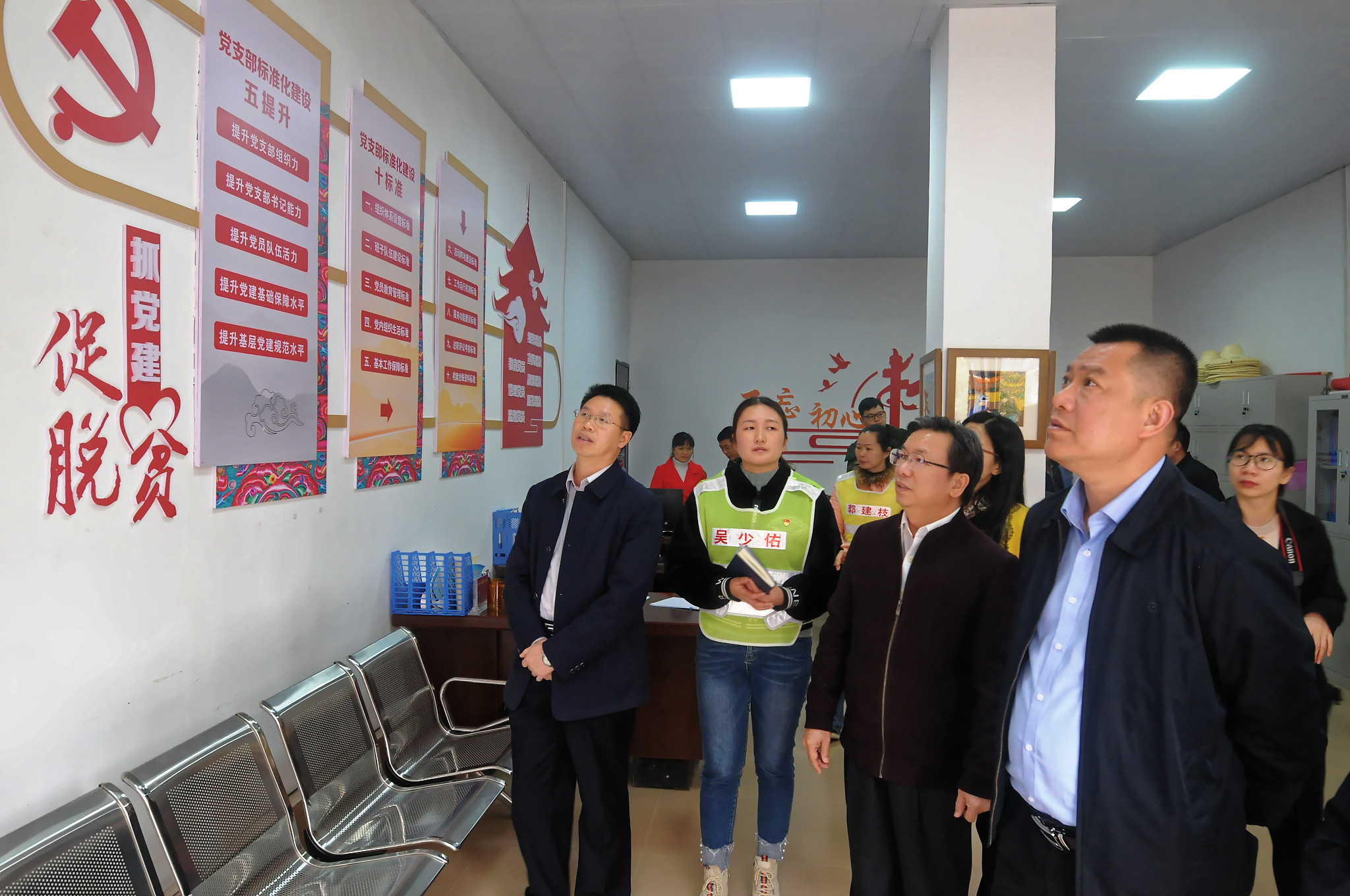 卢献匾副主任调研三江南站社区党支部建设（右二）
